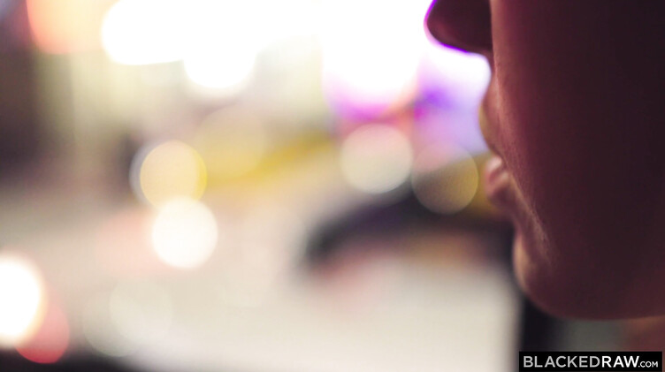 ЖМЖ: Подруга поделилась негром ебарем - слишком хорошо ебет!