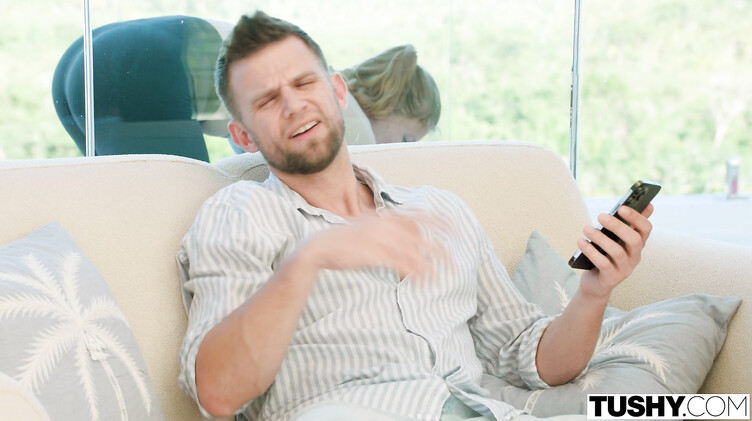 Пялит в анал инструкторшу по йоге, а жена не в курсе