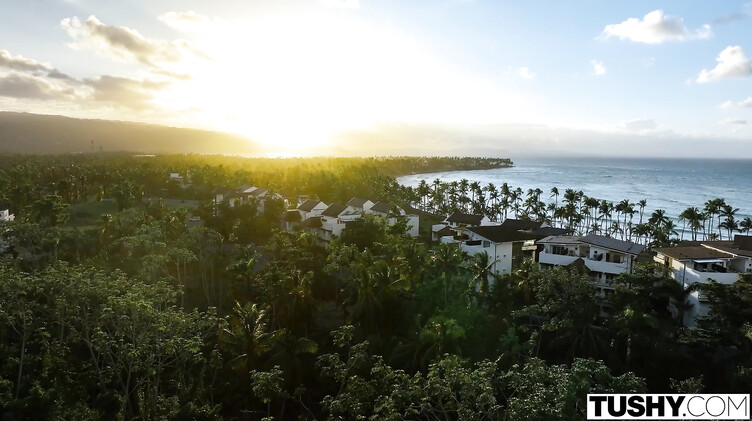Пялит в анал инструкторшу по йоге, а жена не в курсе