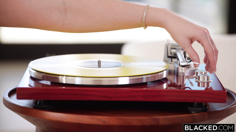 Пухляшка Энжи Файт и огромный черный член в ее киске