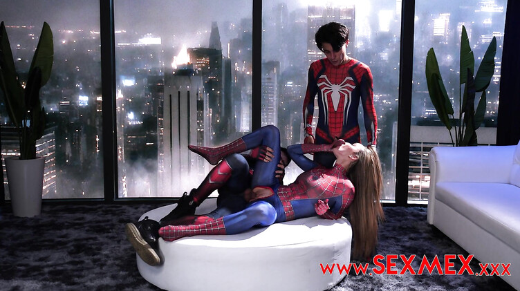 Человек-Паук и Капитан Америка ебут подружку паучка