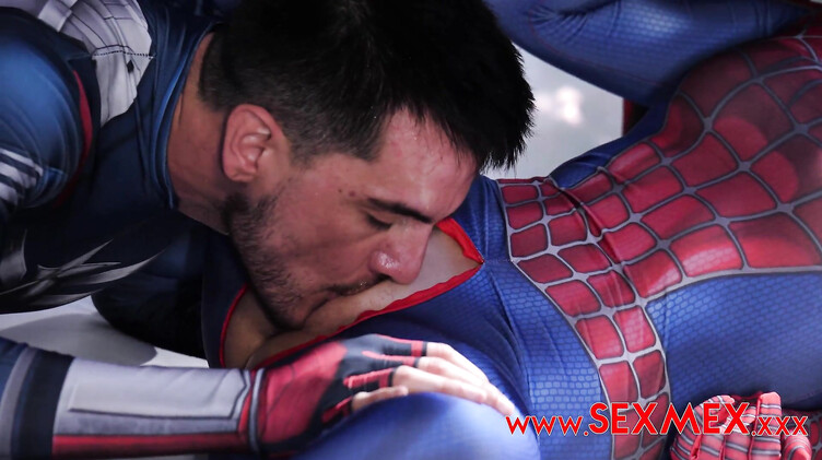 Человек-Паук и Капитан Америка ебут подружку паучка