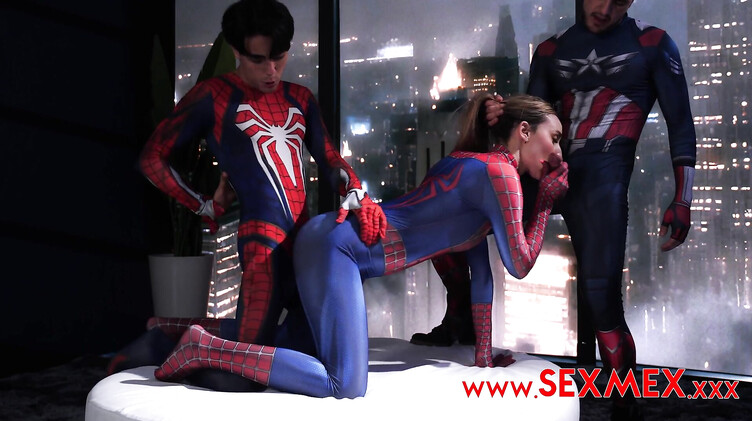 Человек-Паук и Капитан Америка ебут подружку паучка
