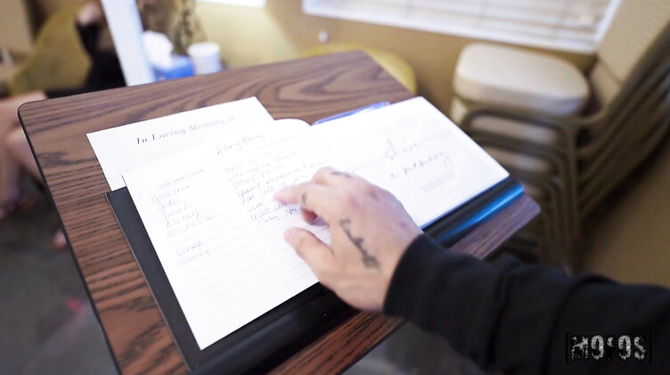 Конфуз на похоронах: вдова трахается с лучшим другом покойного мужа