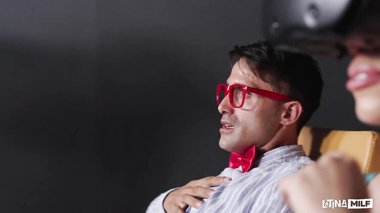 Перепутал места в кино и выебал чужую милфу Октокуро