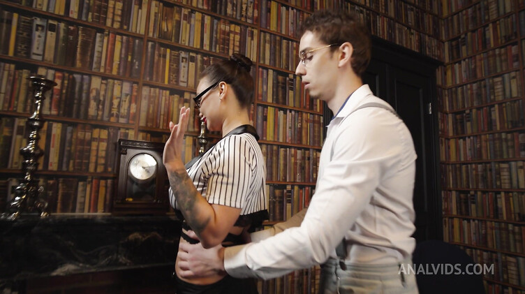 Училка сексологии Моника Фокс страстно трахается в жопу с молоденьким студентом