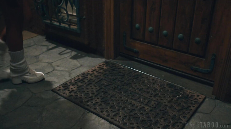 Сбежала из дома к озабоченнй семейке: секс втроем в клетке