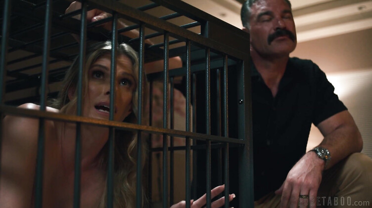 ЖМЖ: Сбежала из дома к озабоченнй семейке: секс втроем в клетке