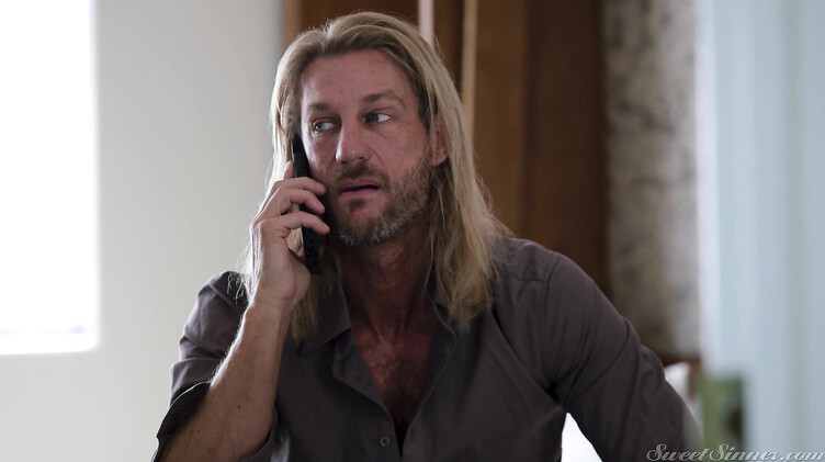 На диване: Волосатый тип прожаривает пианистку со сливом на мохнатку