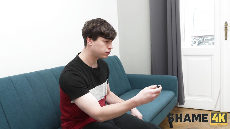 Возбудил пультом от секс игрушки зрелку и отодрал ее в жопу