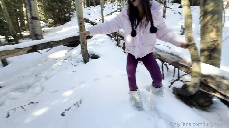 Сует хуй из пизды в жопу азиатке в заснеженном лесу