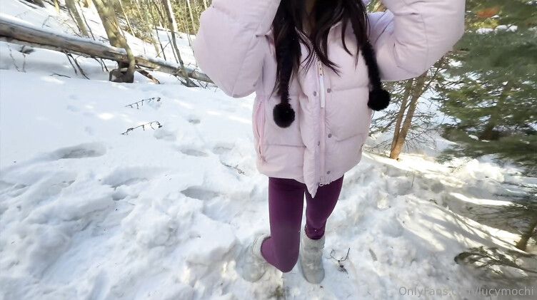 Азиатки: Сует хуй из пизды в жопу азиатке в заснеженном лесу