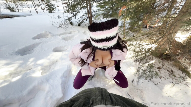 Сует хуй из пизды в жопу азиатке в заснеженном лесу