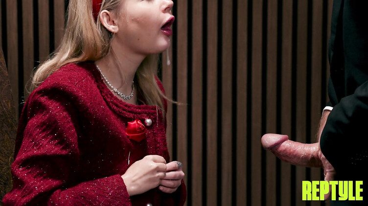 Полные: Крестный отец отлизал киску внучке и выебал ее