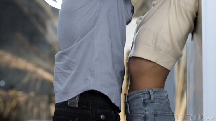 На коленях: Батя тестирует узкую пизду подруги сына