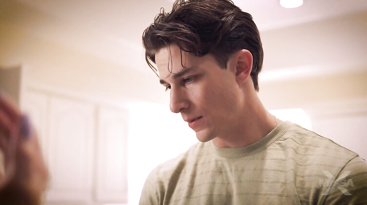 Наездница: Ебет сводную сестру со сливом в рот в церковном лагере