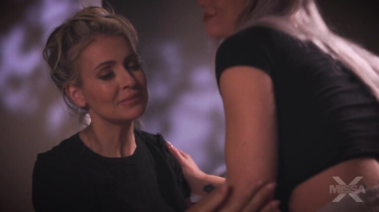 Мачеха Джиджи Диор ебется с онанистом пасынком посреди ночи