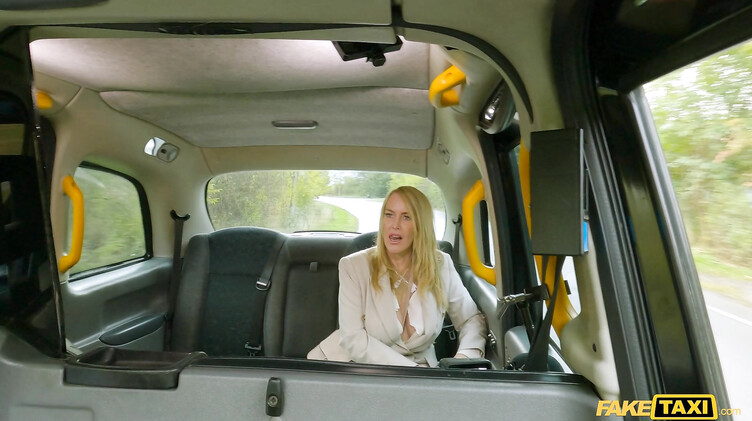 Миссионерская поза: Жена босса разводит таксиста на жесткий секс на пассажирском сидении