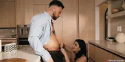 неверная жена сосет член любовнику на кухне