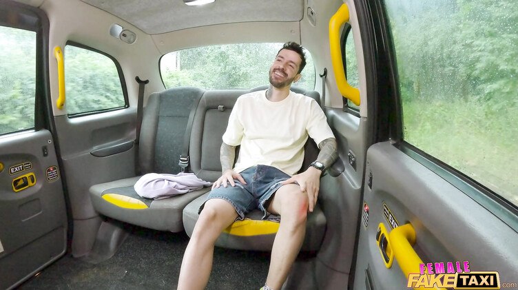 Кунилингус: Рыжая таксистка ебется с пассажиром в отместку неверному бойфренду