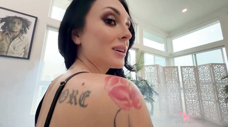 Негр разрывает очко Шарлотте Синс огромным черным шлангом