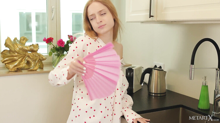 Иви Ланни мастурбирует бритую киску и кончает соло