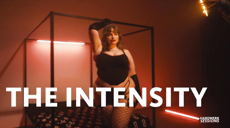 Толстушку ебут в пизду и рот два мужика