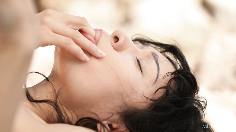 Виолет Амрита мастурбирует на пляже и кончает