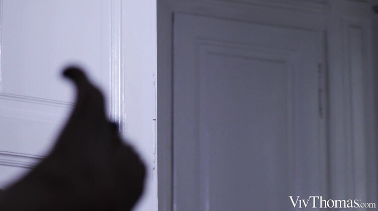 Оторвала подругу от телека фигурой в белье и отлизала пизду