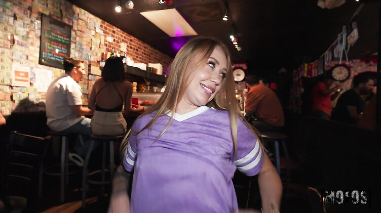 Mofos: Парочка трахается публично в суши баре