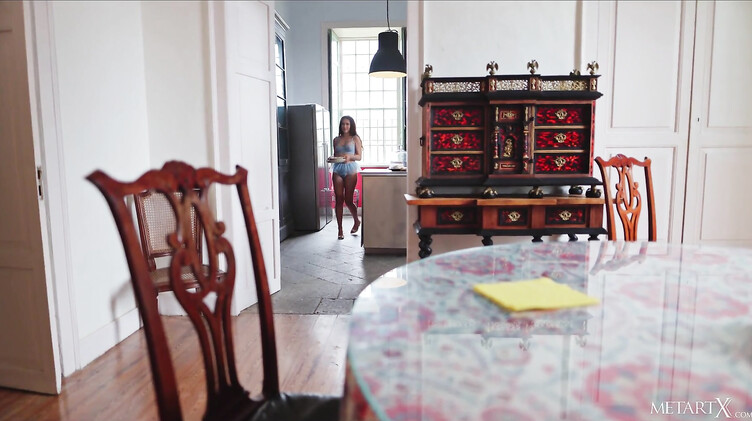 Домохозяйки: Рыжая домохозяйка Уна мастурбирует на столе и кончает