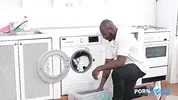 негр вызывает мастера по ремонту стиралки