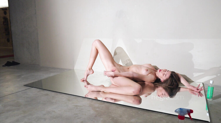 Anna L на фотосессии для Hegre с большим стеклянным самотыком