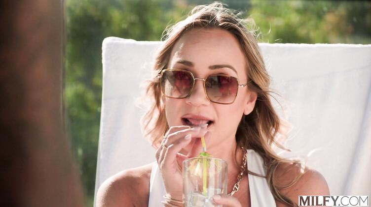 HD порно: Черный спасатель Малибу ебет милфу из жопы в киску