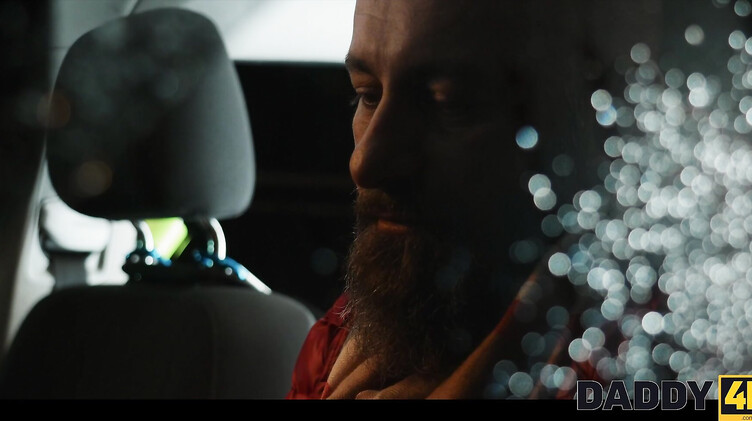 Минет: Бородач отец лижет киску под водой и ебет в бассейне жену сына