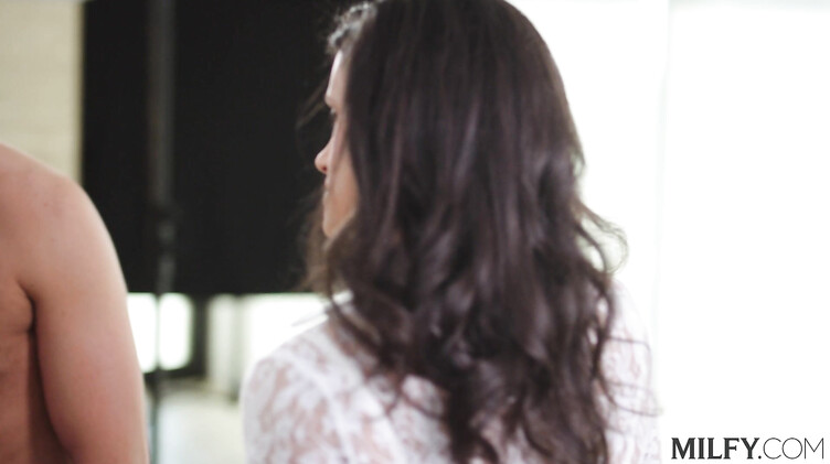 ЖМЖ: Фотомодель ебется в ЖМЖ с милфой фотографом и ассистентом