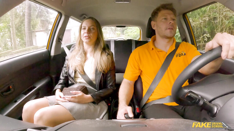 Инструктор по вождению жестко ебет ученицу в машине