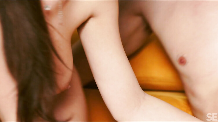 Красотки: Анна Белла в эротическом фильме "Прикоснись еще"