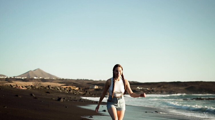 Met Art: Shelena: прогулка вдоль моря и мастурбация киски до оргазма