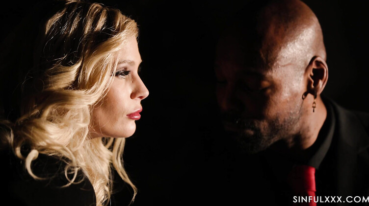 Темнокожий дворецкий трахает блондинку в отеле