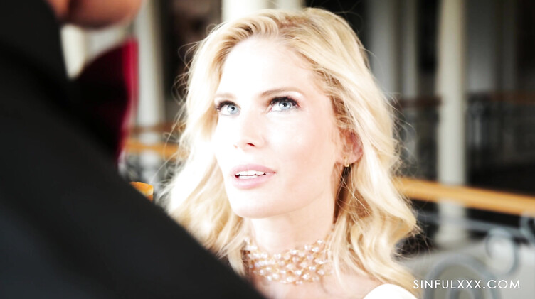 Темнокожий дворецкий трахает блондинку в отеле