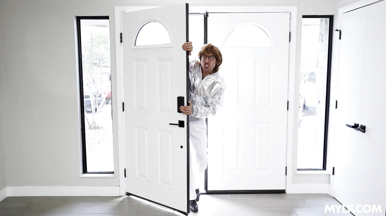 Остин Пауэрс ебет трех фемботок и сливает им на лица