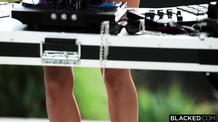 Девушка диджей прыгает на гигантском черном хуе фаната