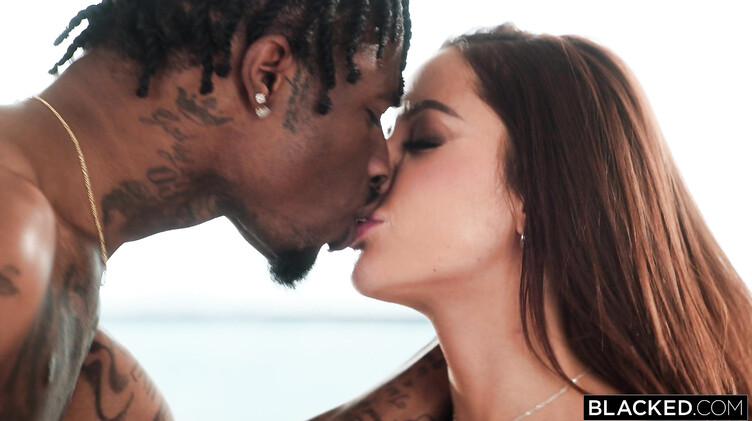 Девушка диджей прыгает на гигантском черном хуе фаната