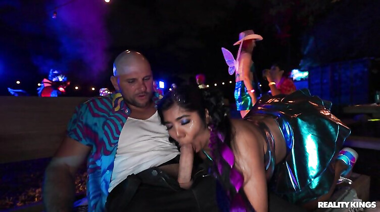 Трахает Диабеллу Эклер при людях на опен эйр вечеринке