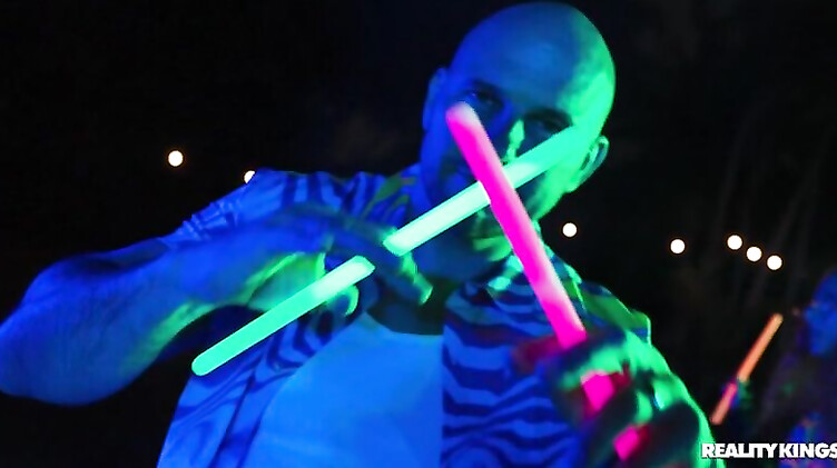 Diabella Eclair: Трахает Диабеллу Эклер при людях на опен эйр вечеринке