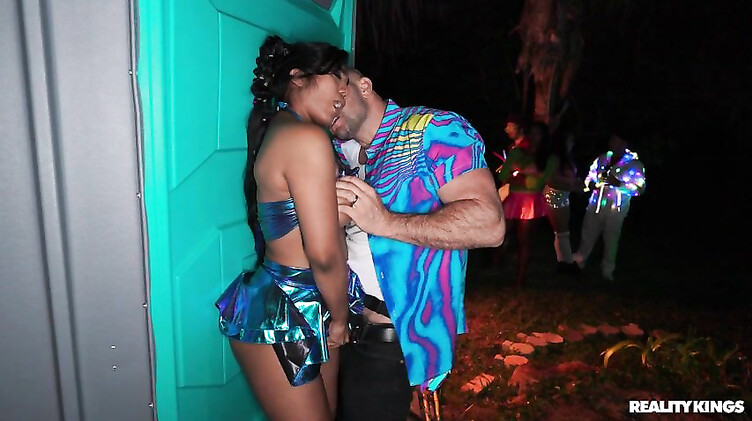 Трахает Диабеллу Эклер при людях на опен эйр вечеринке