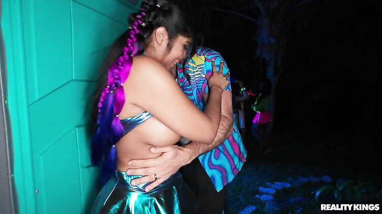 JMac: Трахает Диабеллу Эклер при людях на опен эйр вечеринке