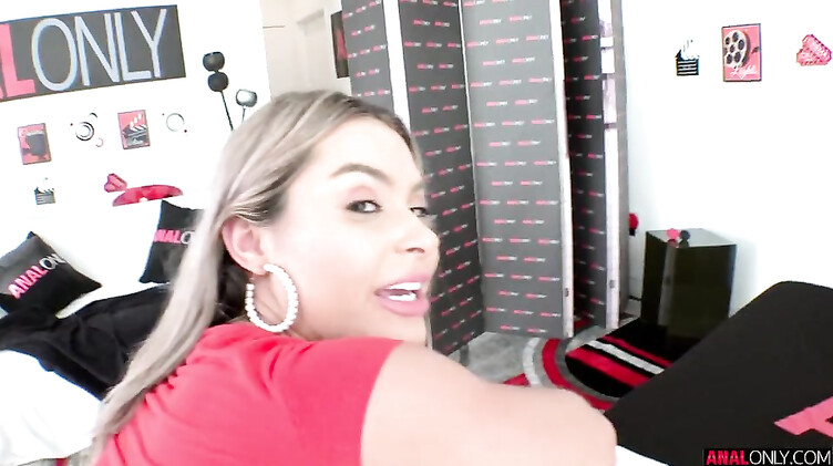 Собирает в стакан вытекающую из очка кончу