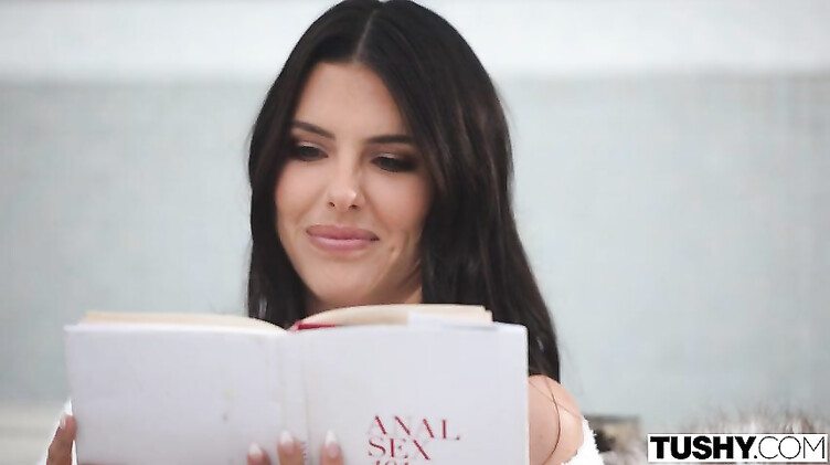 Первый анал для брюнетки с прелюдией пробкой и языком